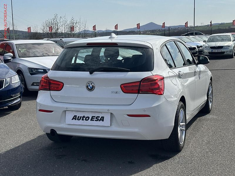 BMW Řada 1 (2015) 1.5i 116i, Klima - fotka 6 z 21