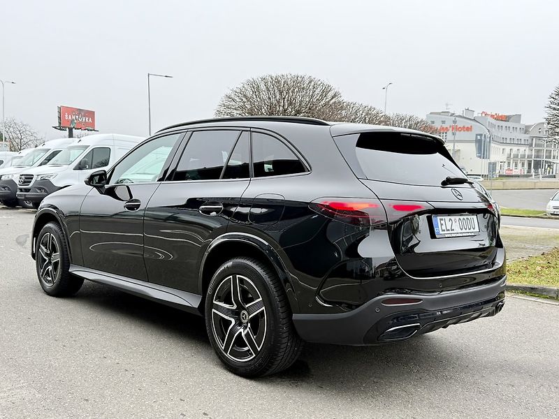 Mercedes-Benz GLC (2023) 300 e 4MATIC SUV - fotka 6 z 48