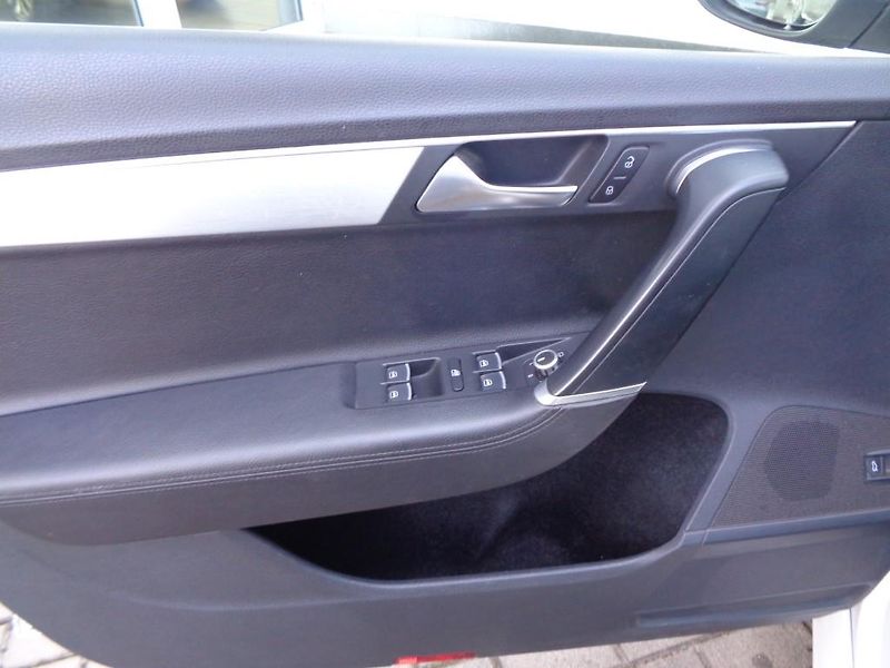 Volkswagen Passat 2.0 TDI Highline 103 kW M6F - fotka 11 z 29