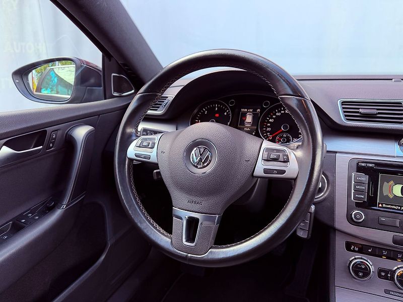 Volkswagen Passat 2.0 TDi Highline, Pano, Dynaud - fotka 20 z 32