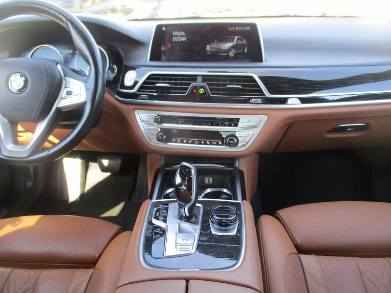 BMW Řada 7 (2016) 750i xDrive - fotka 7 z 13