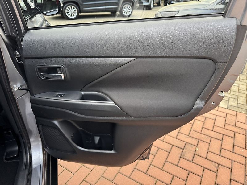 Mitsubishi Outlander (2019) 2.0i Mivec Navi Kamera - fotka 21 z 50