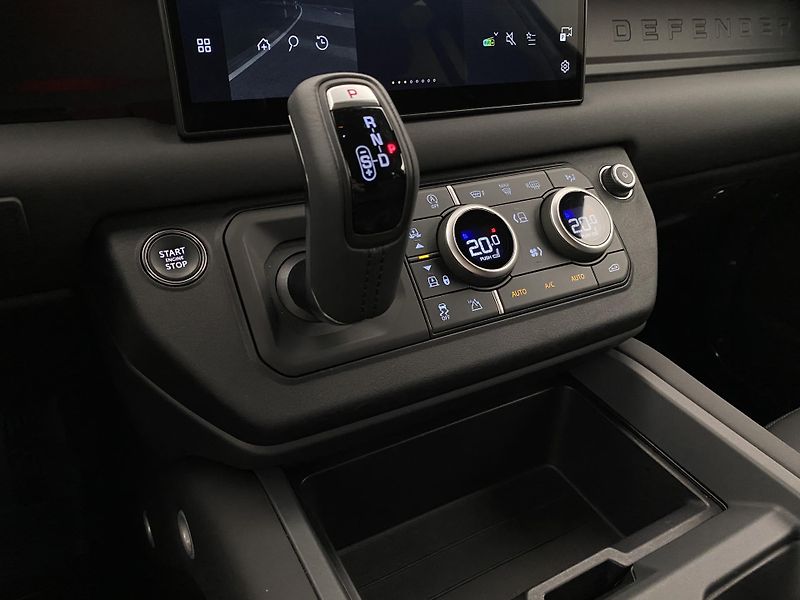 Land Rover Defender 110 D250 X-DYNAMIC SE AWD CZ - fotka 26 z 48