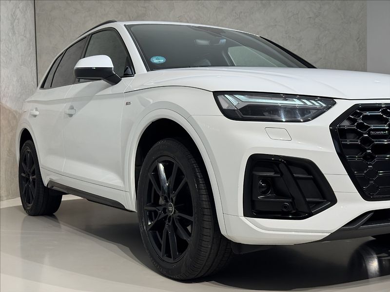 Audi Q5 2,0 TDi  Quattro S-Line Assist - fotka 5 z 50