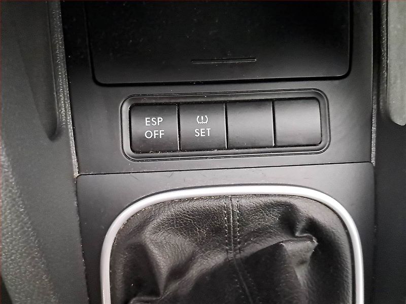 Volkswagen Golf (2007) 1.6, po STK, rezervace - fotka 15 z 17