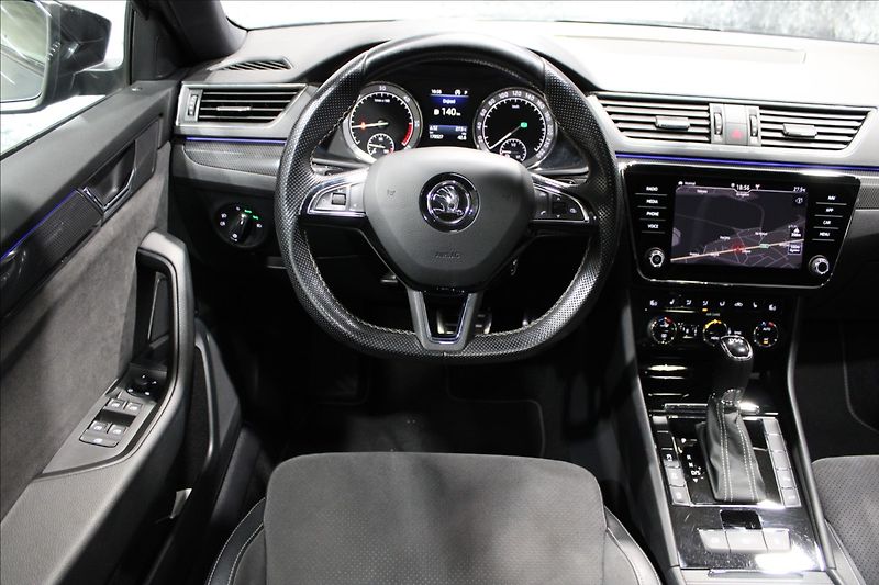 Škoda Superb 2,0 TDI DSG 140KW Sportline - fotka 35 z 37