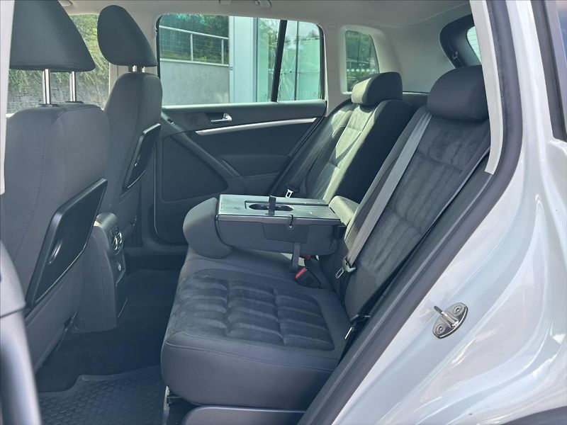 Volkswagen Tiguan 2,0 TSi 4x4 AT R-Line TOP STAV - fotka 12 z 40