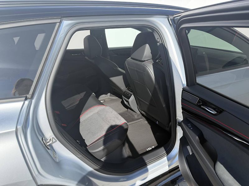 Volkswagen ID.7 Tourer (2025) GTX People 86kWh 4Motion - fotka 22 z 25
