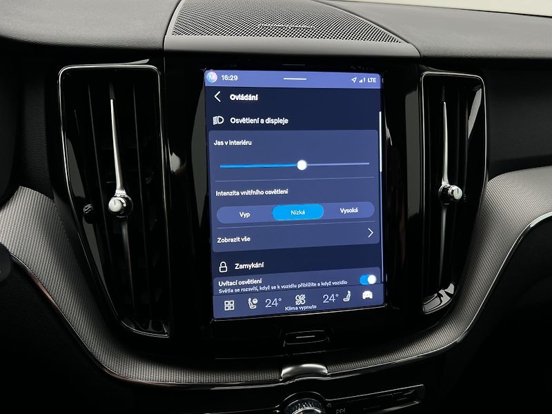 Volvo XC60 B5 AWD PLUS DARK AUT REZERVACE - fotka 38 z 44