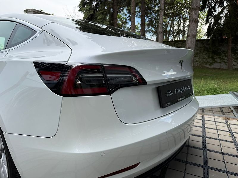 Tesla Model 3 Long Range AWD - fotka 8 z 38
