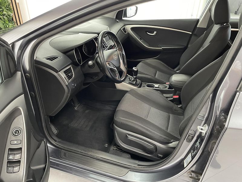 Hyundai i30 1.6 i 88kW ČR 1.MAJ.REZERVACE  - fotka 20 z 23