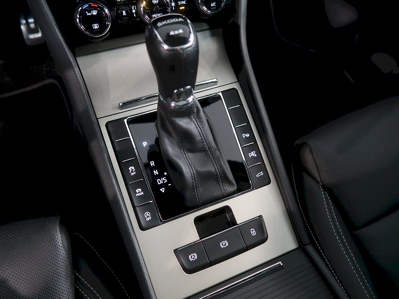 Škoda Superb (2023) L&K 2.0TSI 206KW 4x4 DSG TAŽNÉ - fotka 27 z 42