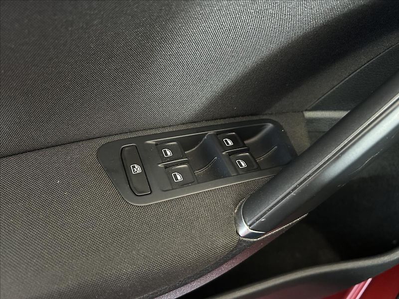 Volkswagen Golf 1,2   TSI 77kW,SERVISKA,TAŽNÉ - fotka 10 z 27