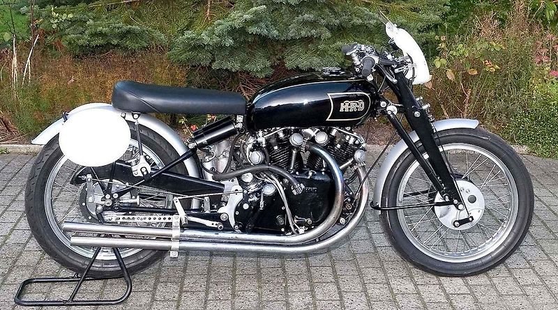Motocykly britské značky Vincent se vyráběly přes třicet let. Na snímku je Vincent Rapide serie A z roku 1939. Foto: Wikimedia Commons, TR001, CC BY 3.0