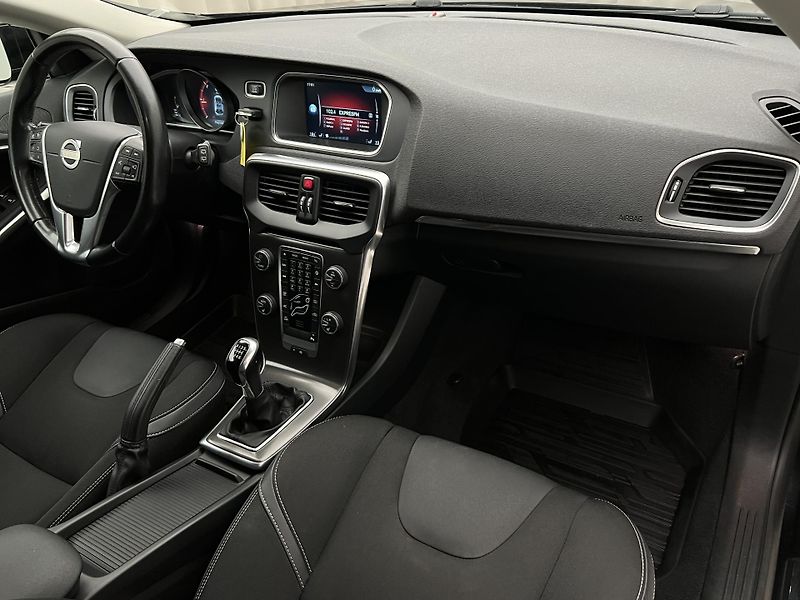 Volvo V40 D2 MOMENTUM - fotka 20 z 34