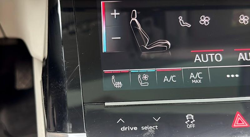Audi Q8 e-tron SB 55 Q 360k Pano Taž Bílý in. - fotka 25 z 25