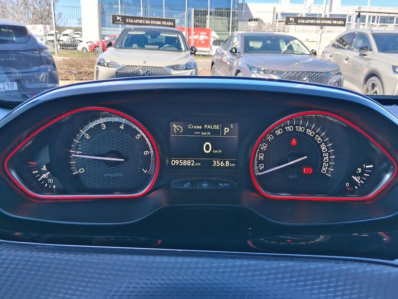 Peugeot 2008 GT LINE 1.2 PureTech 81 kW - fotka 12 z 30