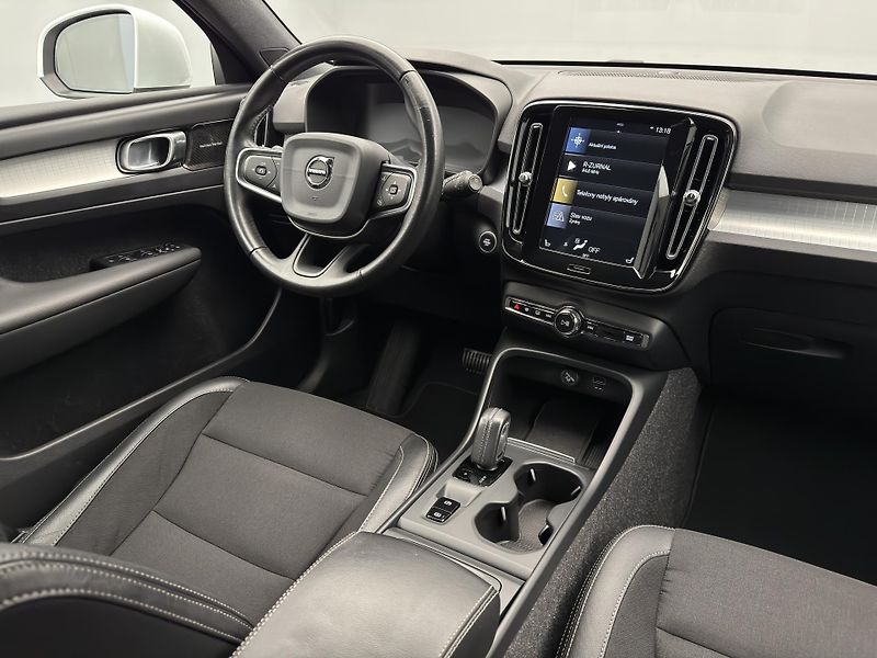 Volvo XC40 T4 MOMENTUM AUT - fotka 24 z 45