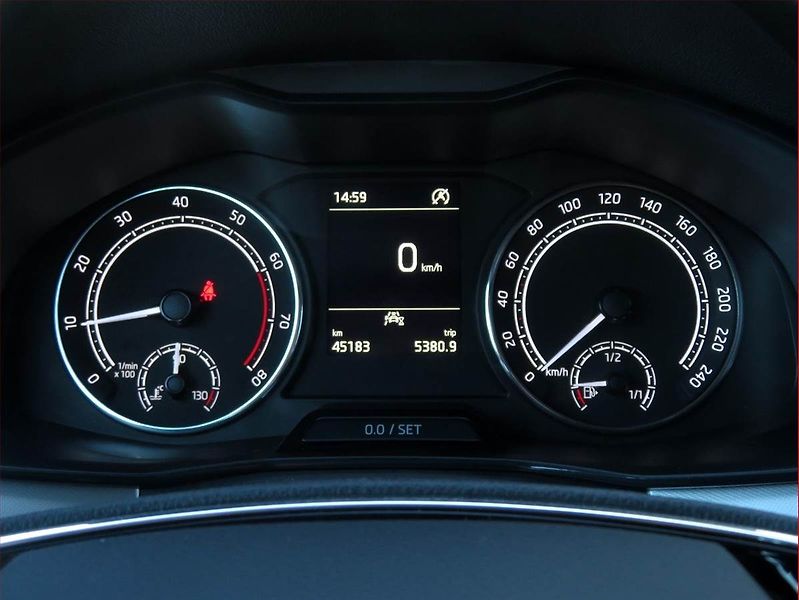 Škoda Scala (2023) Ambition 1.0 TSI, Tempomat - fotka 11 z 14