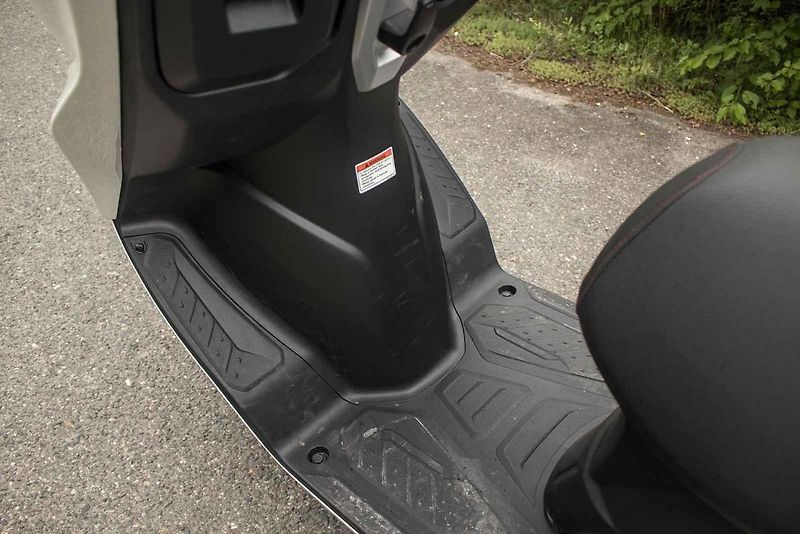 Ze sedla s výškou 780 mm dosáhne pohodlně na zem téměř každý jezdec.