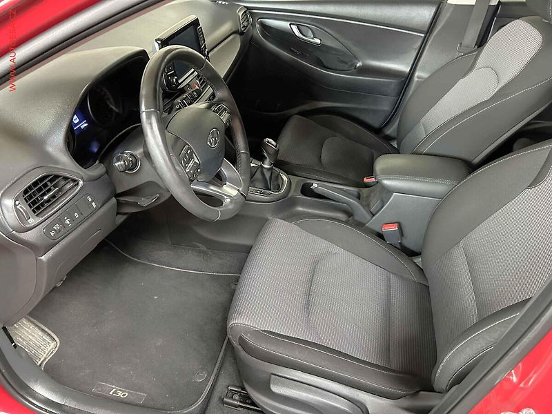 Hyundai i30 (2023) 1.5 DPi, ČR, AC, výhřev sed - fotka 9 z 15