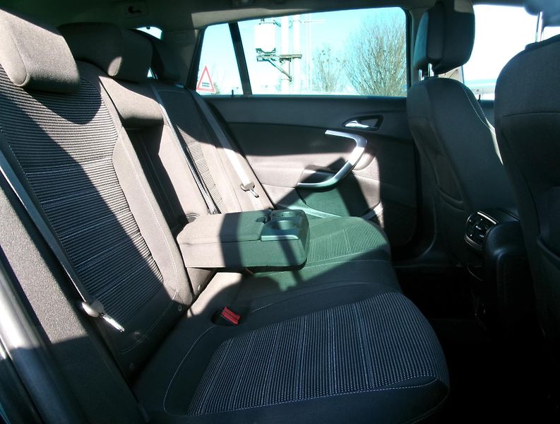Opel Insignia (2010) 2.0 CDTi - ZADÁNO - fotka 15 z 31