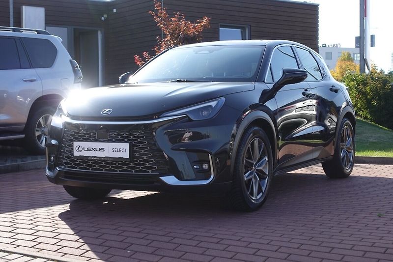 Lexus LBX 1,5 HEV Relax Advanced 4x4 - fotka 2 z 35
