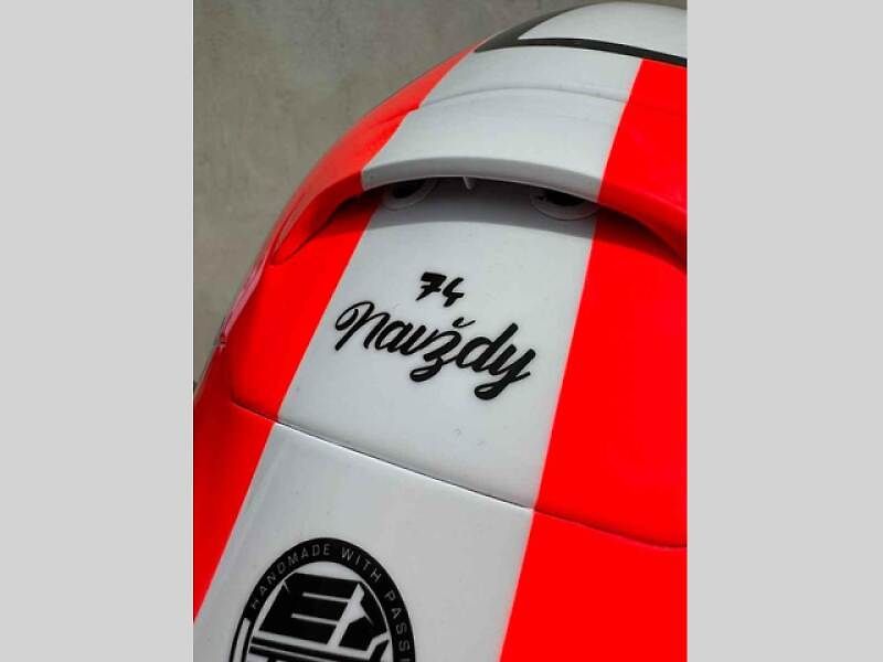 Motocyklový jezdec Kamil Holán před startem závodu.