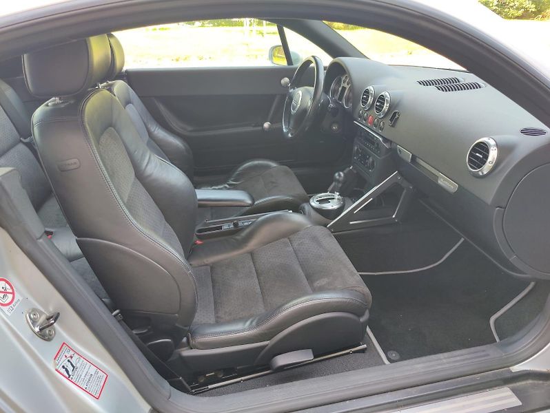 Audi TT 3,2i V6 quattro / automat / - fotka 18 z 35