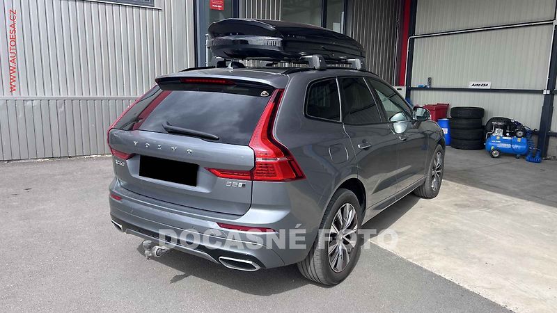 Volvo XC60 (2019) 2.0 D 4x4, R-design, AT, LED - fotka 2 z 3