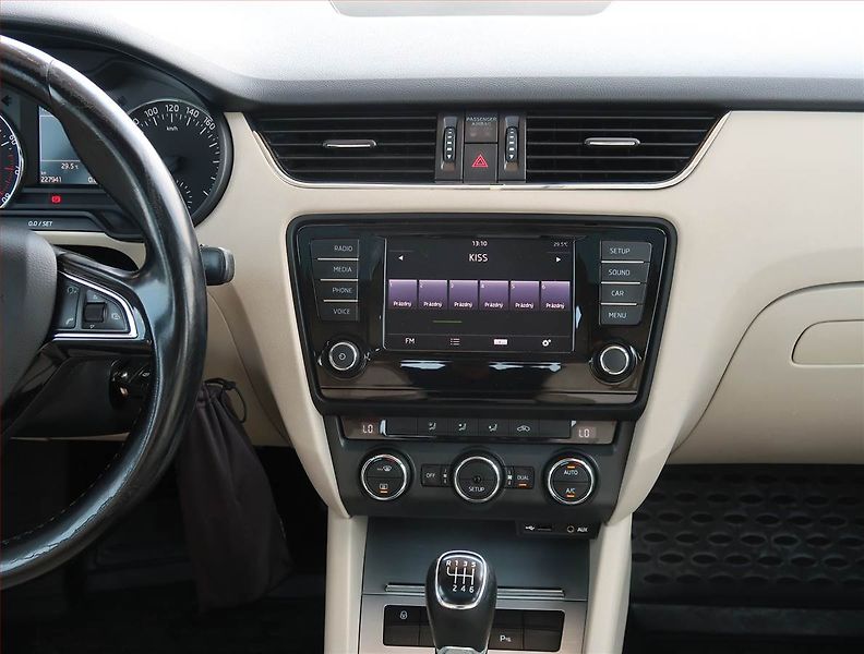 Škoda Octavia (2013) Elegance 1.8 TSI, Serv.kniha - fotka 12 z 23