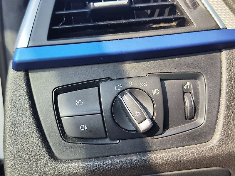 BMW Řada 3 320d/140kW xDrive M-paket ČR - fotka 27 z 32