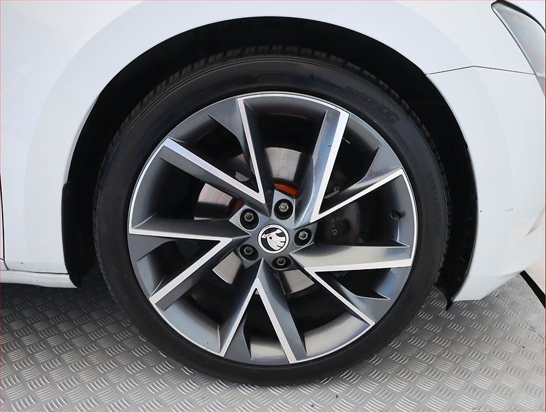 Škoda Superb (2019) Sportline 2.0 TDI, Kůže, Navi - fotka 15 z 20