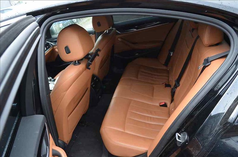 BMW Řada 5 (2017) 520D - fotka 17 z 20
