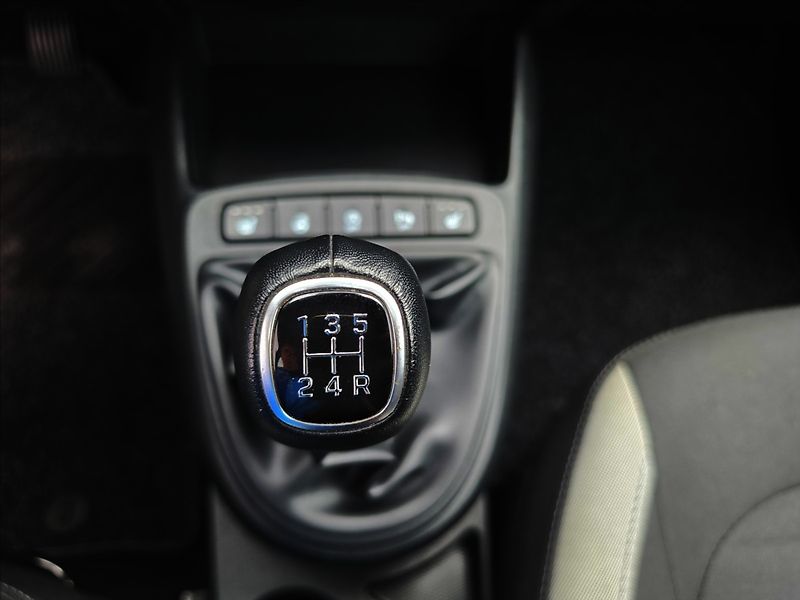 Hyundai i10 1,0 49KW vyhř. volat + sedadla - fotka 21 z 41