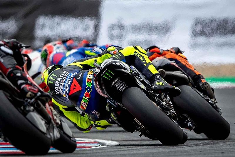 Motocyklová legenda Valentino Rossi při závodě na Masarykově okruhu v roce 2019.