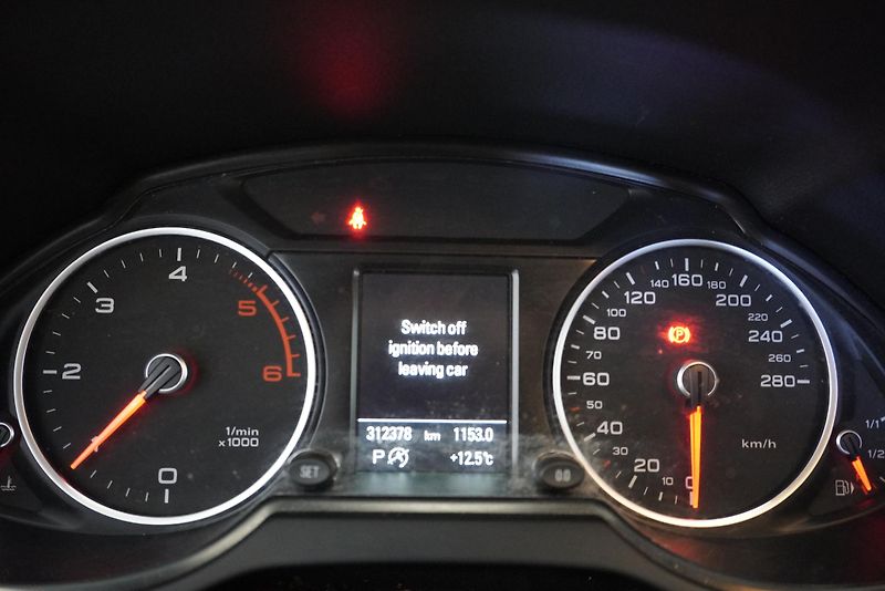 Audi Q5 3,0 TDI QUATTRO AUTOMAT - fotka 18 z 28