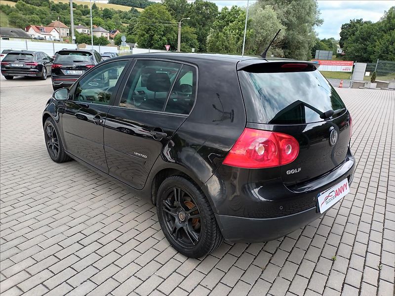 Volkswagen Golf 1,6 MPI,75KW,VÝHŘEV,DIGIKLIMA - fotka 7 z 39