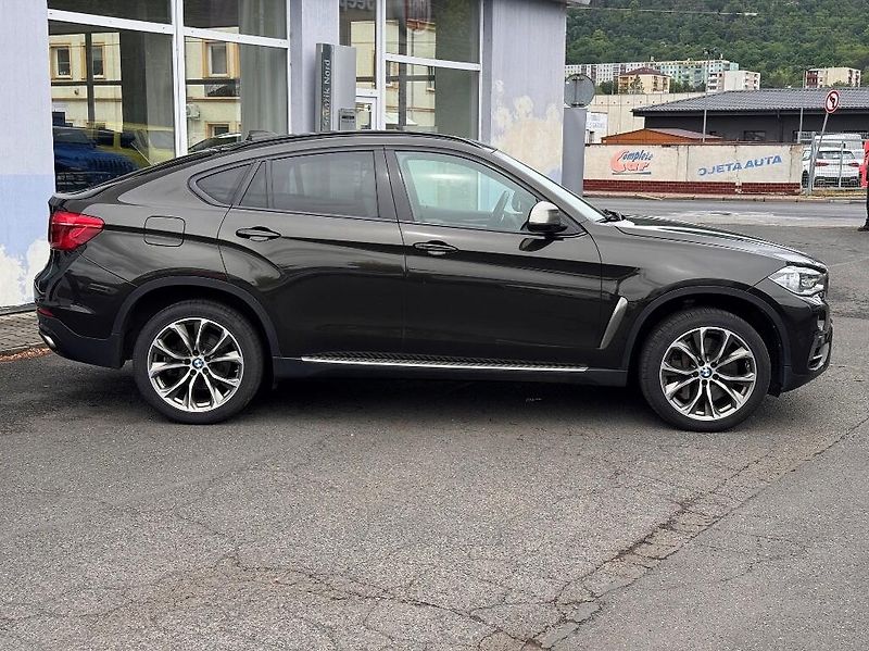 BMW X6 (2014) 4.4 V8 (449k) xDrive50i - fotka 14 z 51