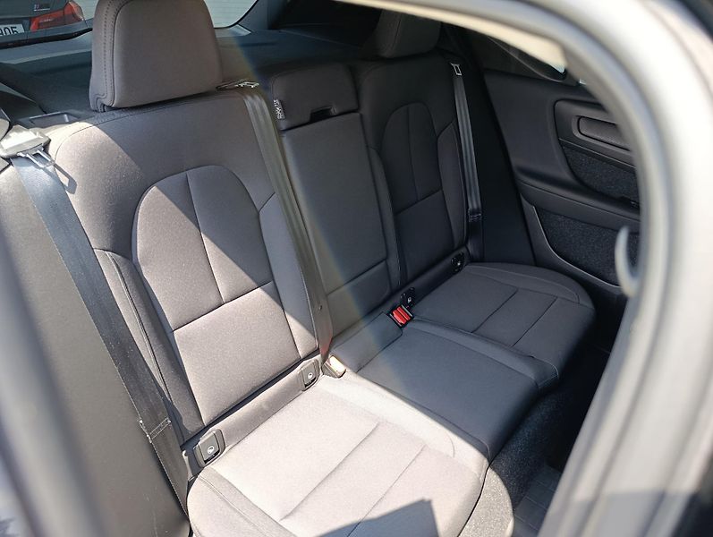 Volvo XC40 2.0 B4 AWD 145kW - fotka 15 z 33