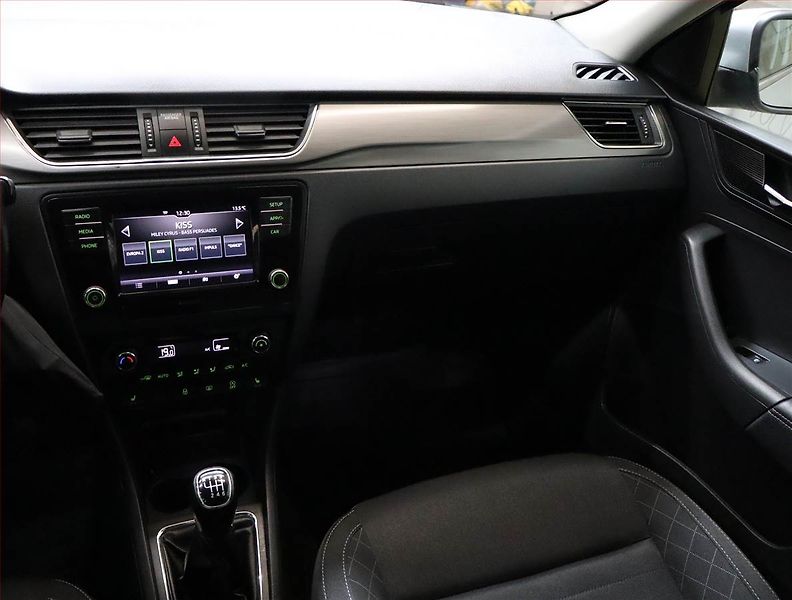 Škoda Rapid (2019) 1.0 TSI, Vyhř. sedaček - fotka 8 z 19