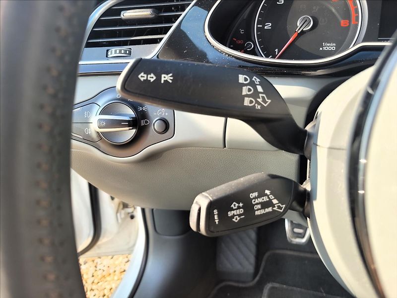 Audi A4 2,0 TDI,S-line,navi,výhřev,xen - fotka 25 z 41
