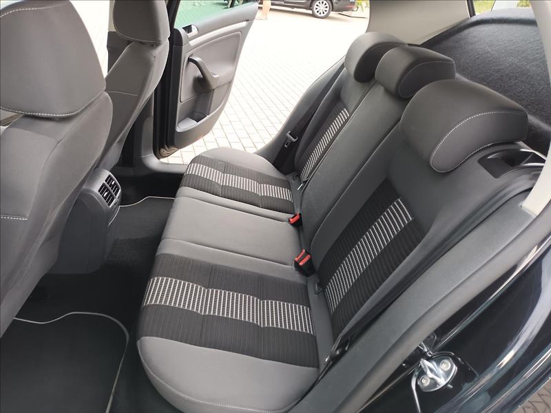 Volkswagen Golf 1,6 MPI,75KW,VÝHŘEV,DIGIKLIMA - fotka 17 z 39