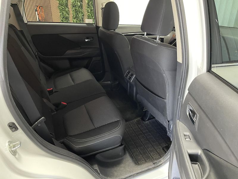 Mitsubishi Outlander 2.0 MIVEC AT 4x4 ČR REZERVACE - fotka 16 z 25