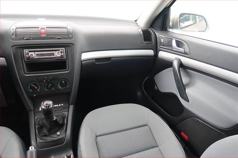 Škoda Octavia (2005) Ambiente 1.6, nová STK - fotka 8 z 14