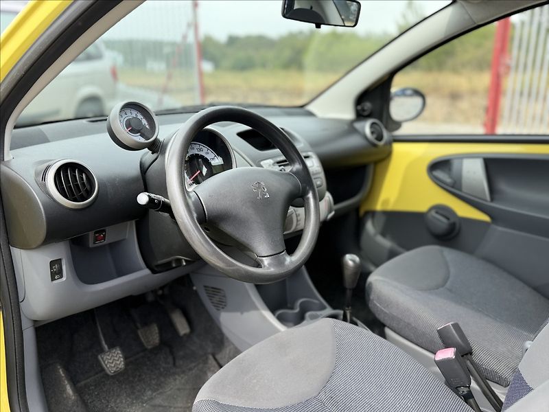 Peugeot 107 1,0 i 77tKm KLIMA SERVO - fotka 10 z 19