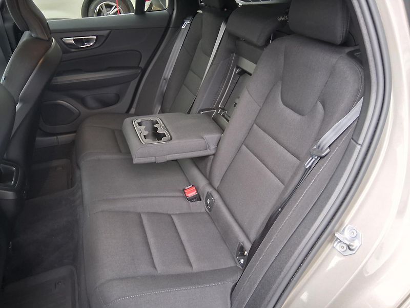 Volvo V60 MOMENTUM 2.0 D3 110 kW - fotka 5 z 27