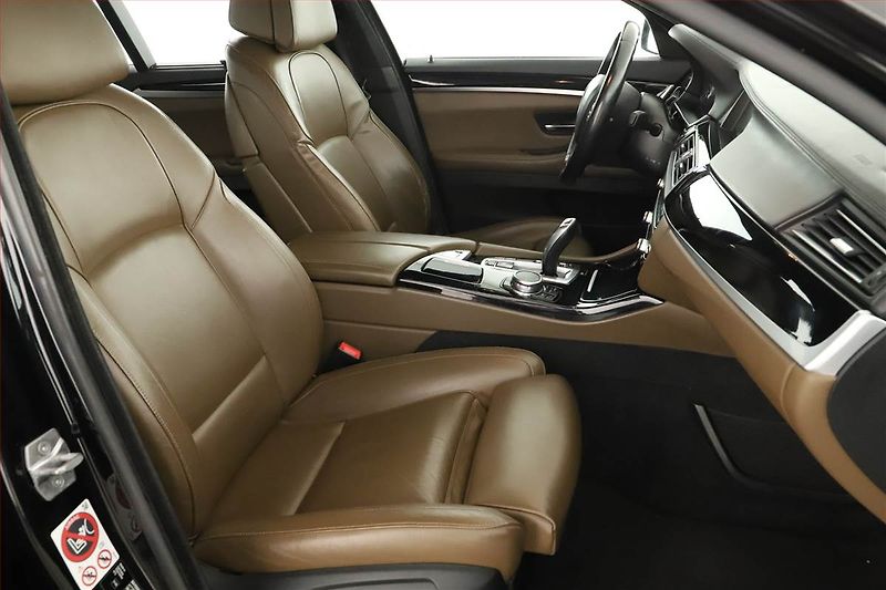 BMW Řada 5 (2015) Individual 530d xDrive, 4X4 - fotka 19 z 21