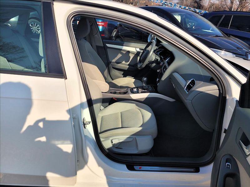 Audi A4 2,0 TDI,S-line,navi,výhřev,xen - fotka 12 z 41