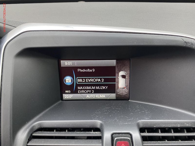 Volvo XC60 (2016) 2.4 D4 AWD, ČR, Momentum, AT - fotka 17 z 17